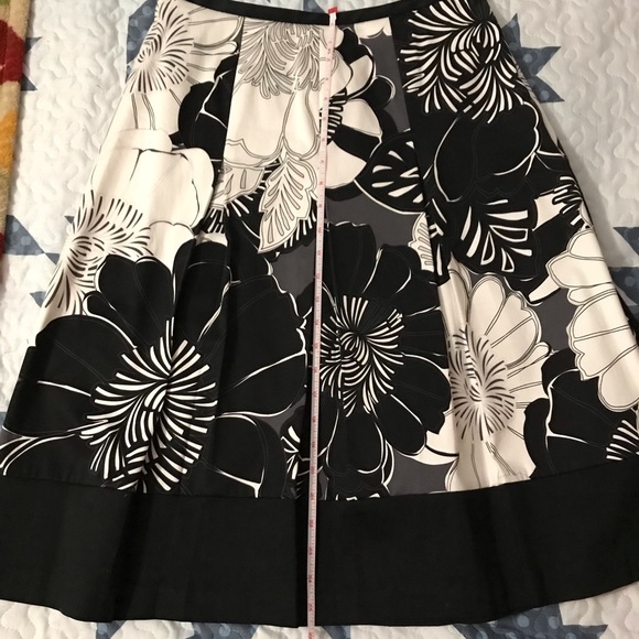 Black and white skirt. Like new. - Picture 3 of 3
